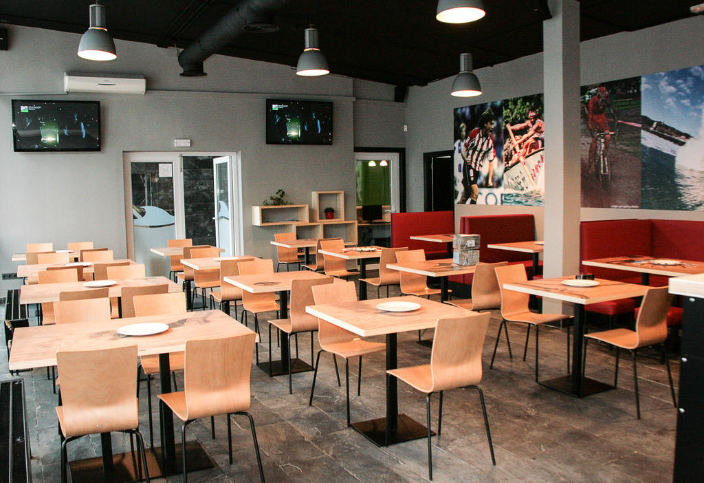 Mundaka Hostel & Sports Cafe Eksteriør billede